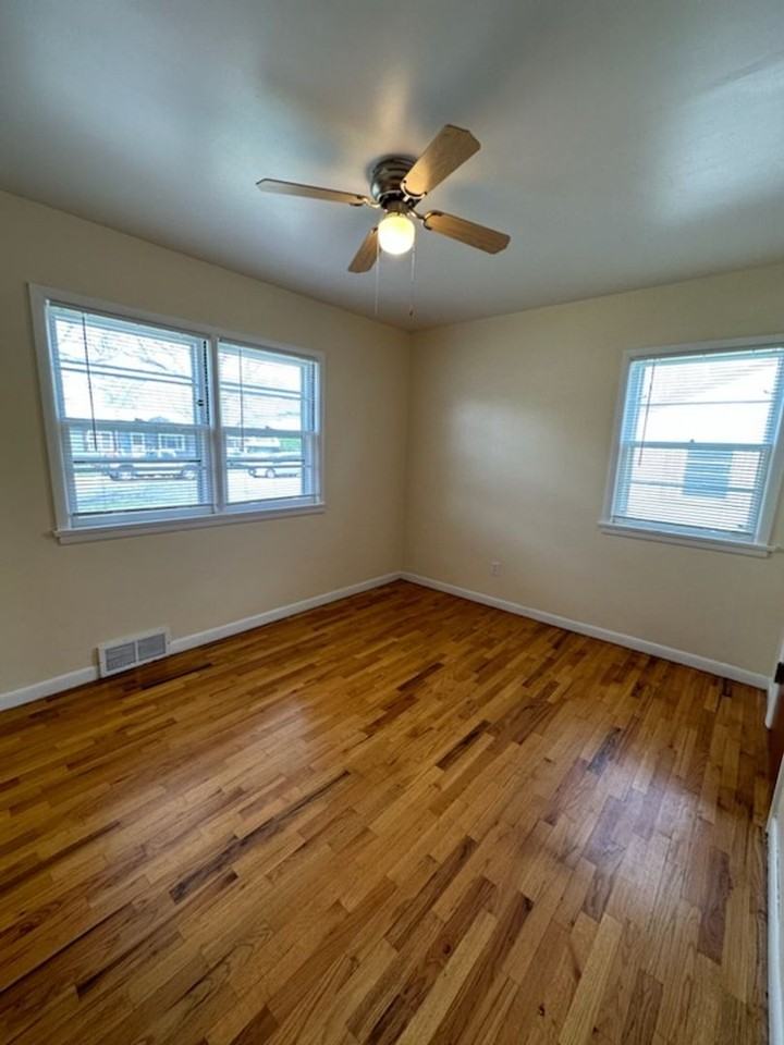 1520 Clark Ave - Photo 6 of 9