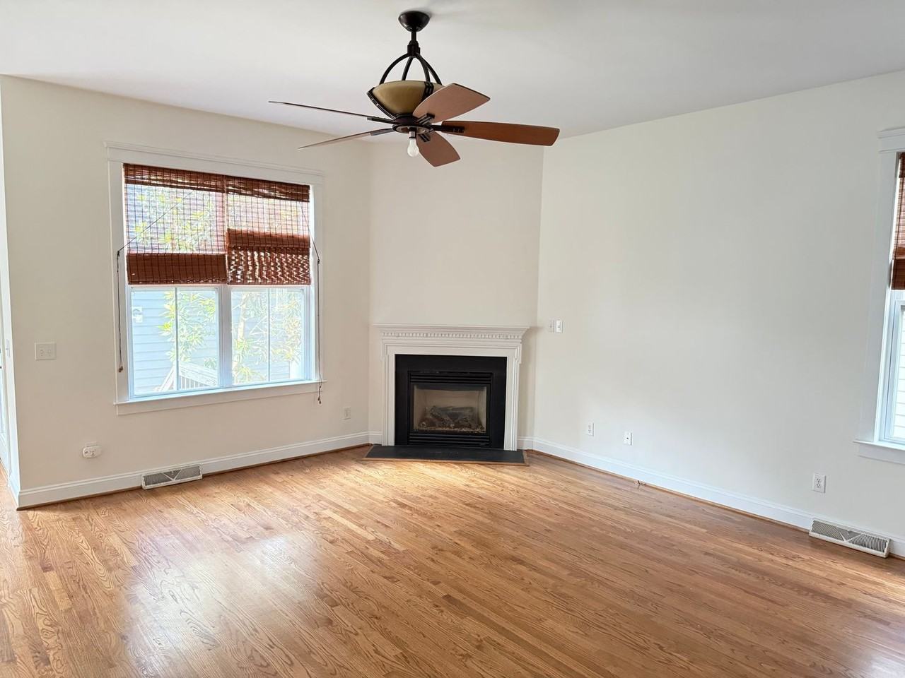 15534 Waterfront Dr - Photo 2 of 9