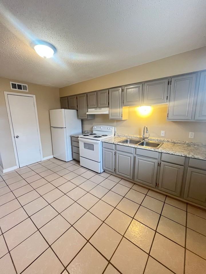 Town Park Apartments - Photo 3 of 17