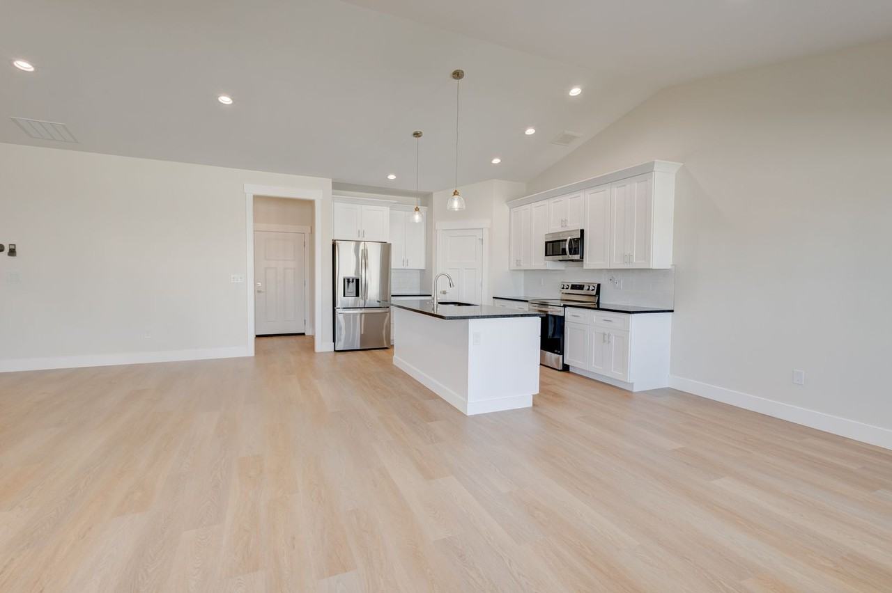 228 Dakota Ave - Photo 3 of 15