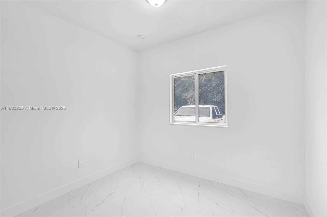 2419 Nw 97th St - Photo 3 of 8