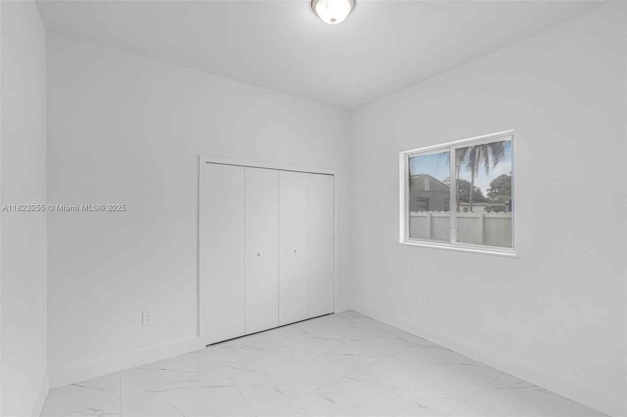 2419 Nw 97th St - Photo 4 of 8