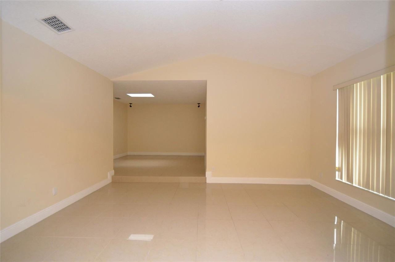 8592 Nw 7th St - Photo 2 of 8