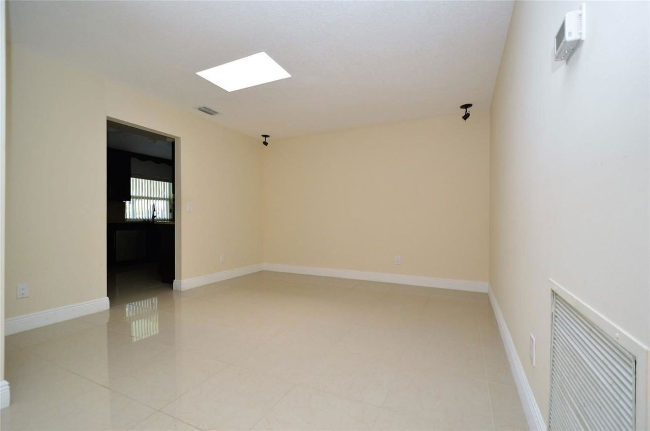 8592 Nw 7th St - Photo 3 of 8