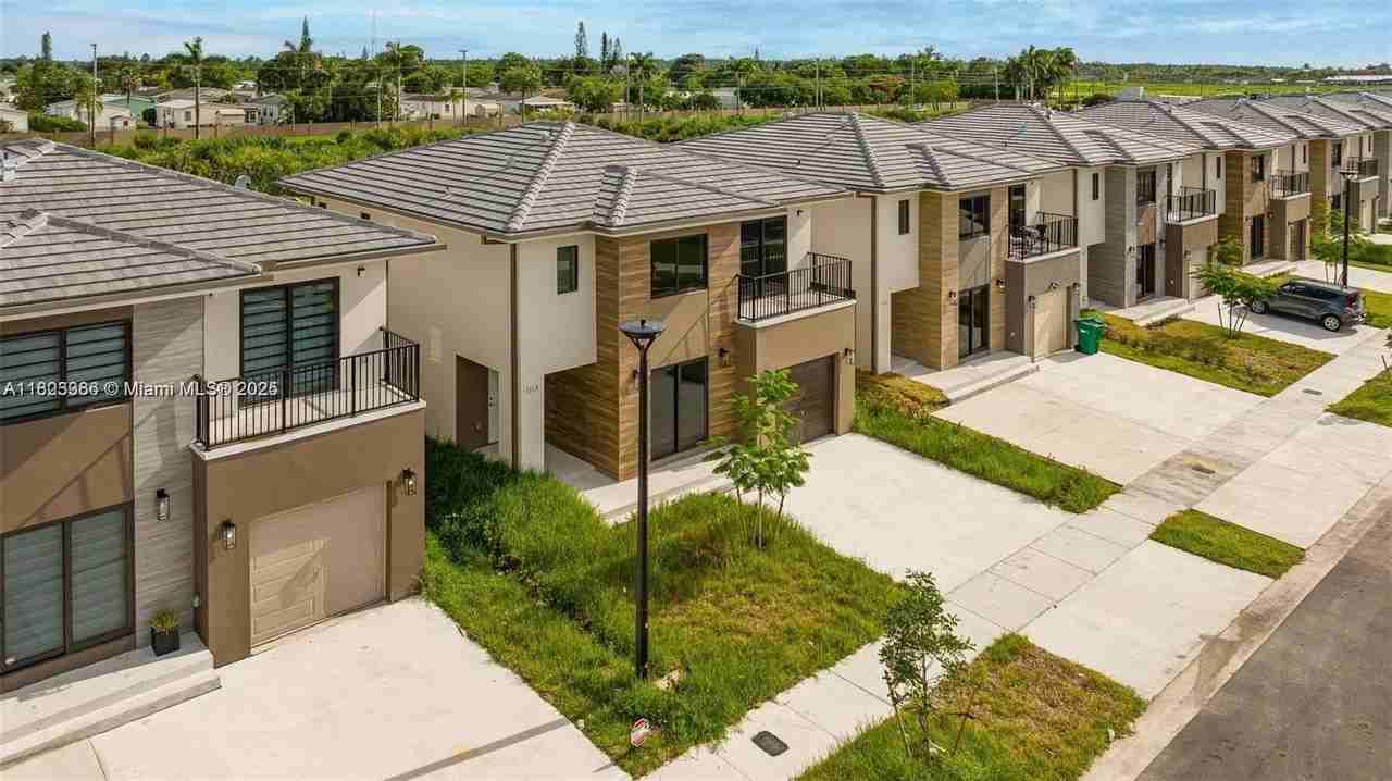 1119 NW 1st St - Photo 4 of 40