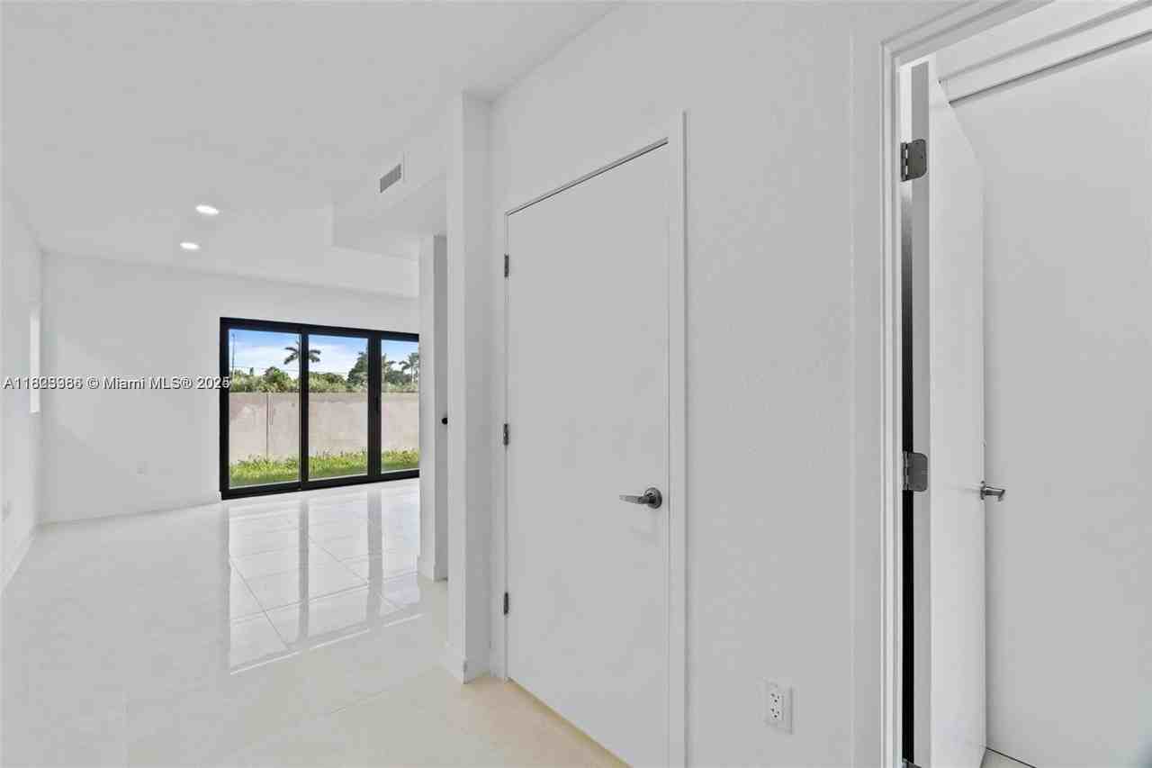 1119 NW 1st St - Photo 5 of 40