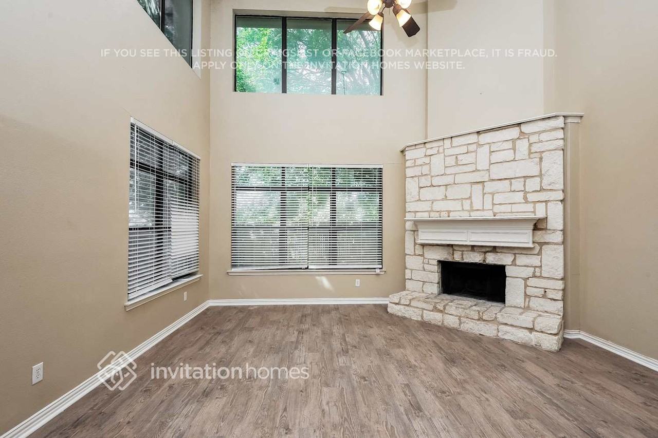 2942 Greenway Dr - Photo 4 of 18