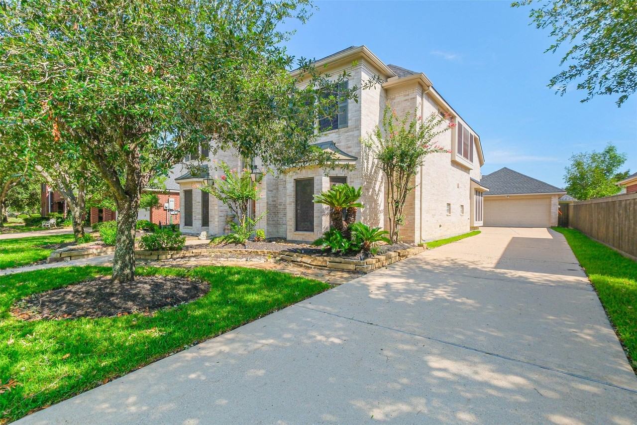 12411 Santiago Cove Ln - Photo 2 of 49