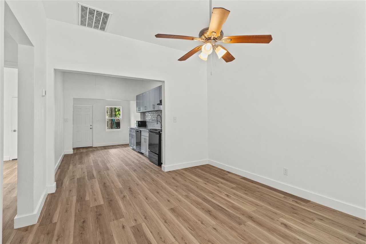 436 E Peach St - Photo 4 of 10