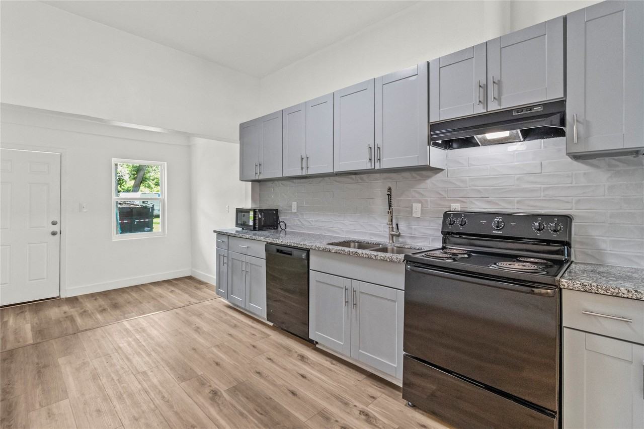 436 E Peach St - Photo 5 of 10