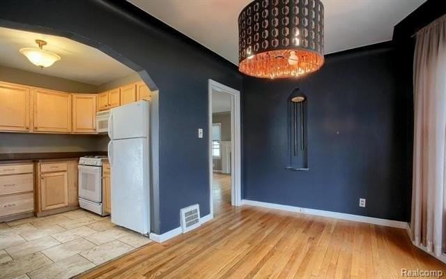 348 E Maplehurst St - Photo 6 of 18