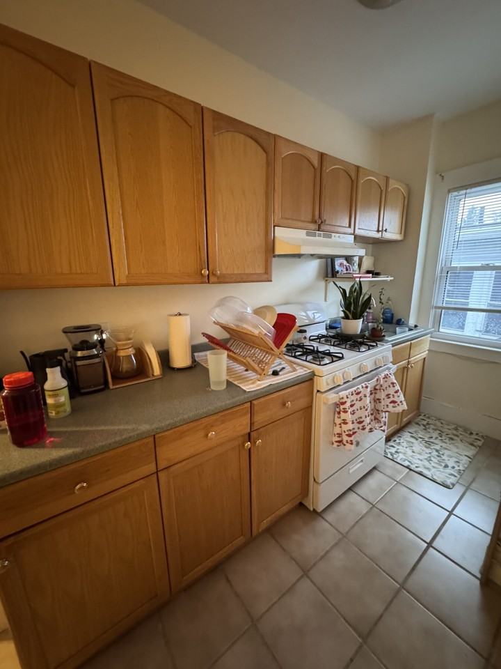 132 1/2 Oxford St #12 - Photo 7 of 11