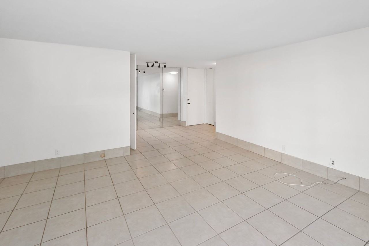 6455 La Jolla Blvd #104 - Photo 3 of 18