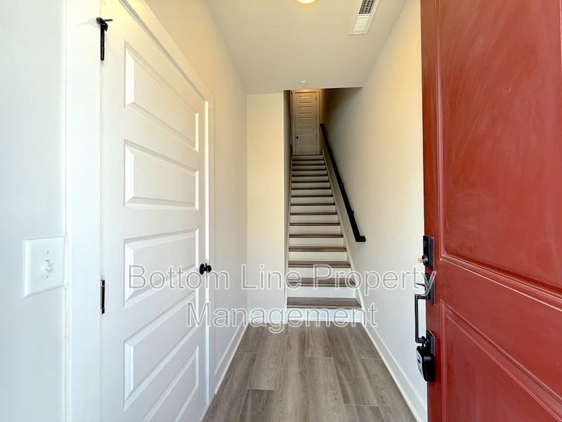 627 W Tremont Ave - Photo 3 of 36