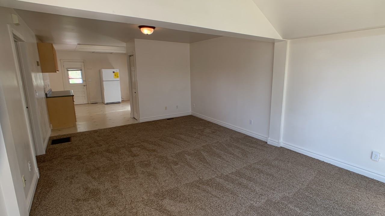 914 S Cascade Ave - Photo 3 of 9
