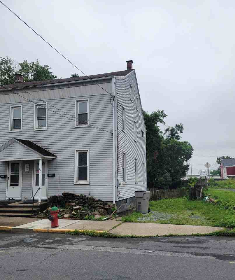 208 Washington St - Photo 3 of 17