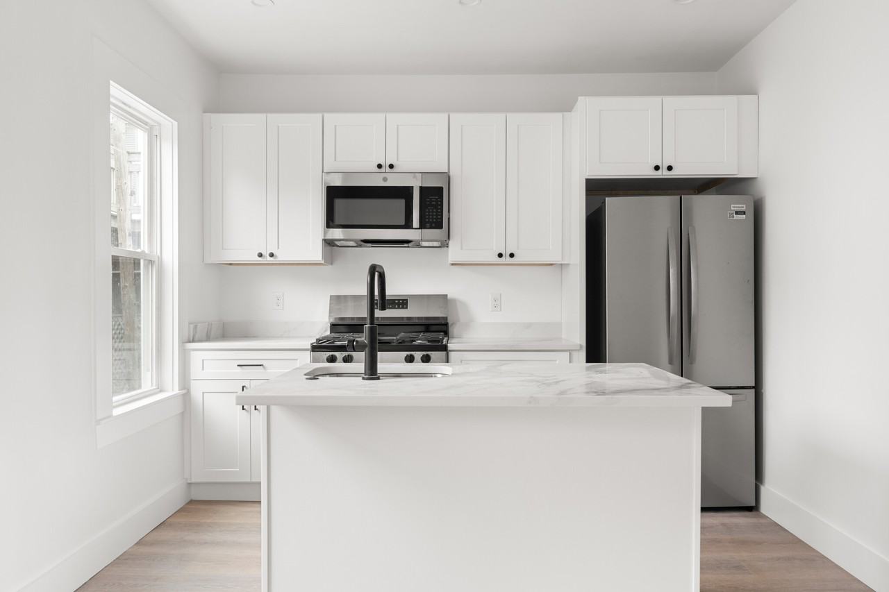 467 E 3rd St #1 - Photo 4 of 21