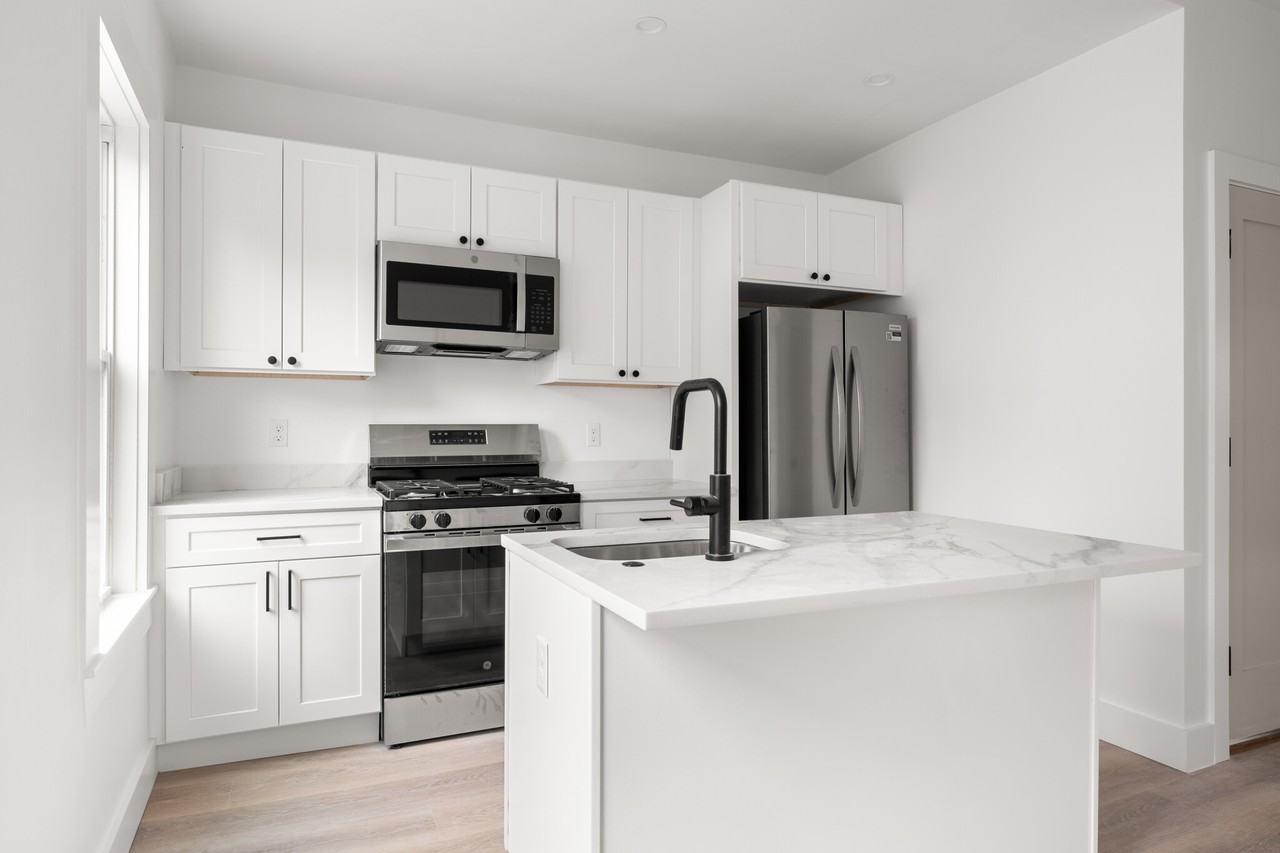 467 E 3rd St #1 - Photo 5 of 21