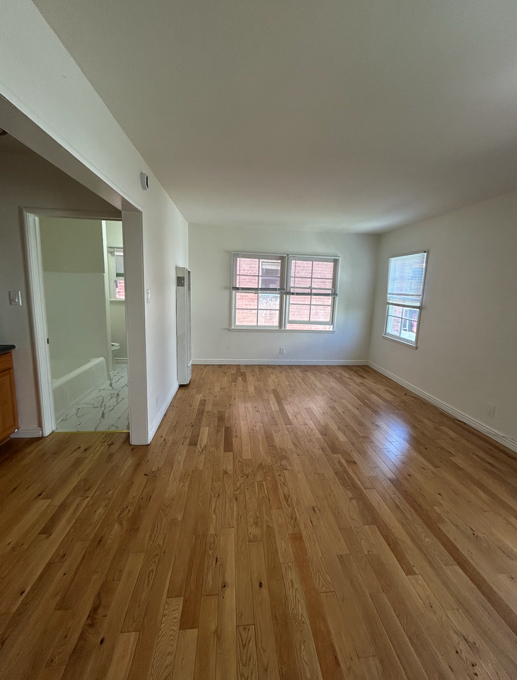 645 S Burnside Ave #20 - Photo 2 of 8