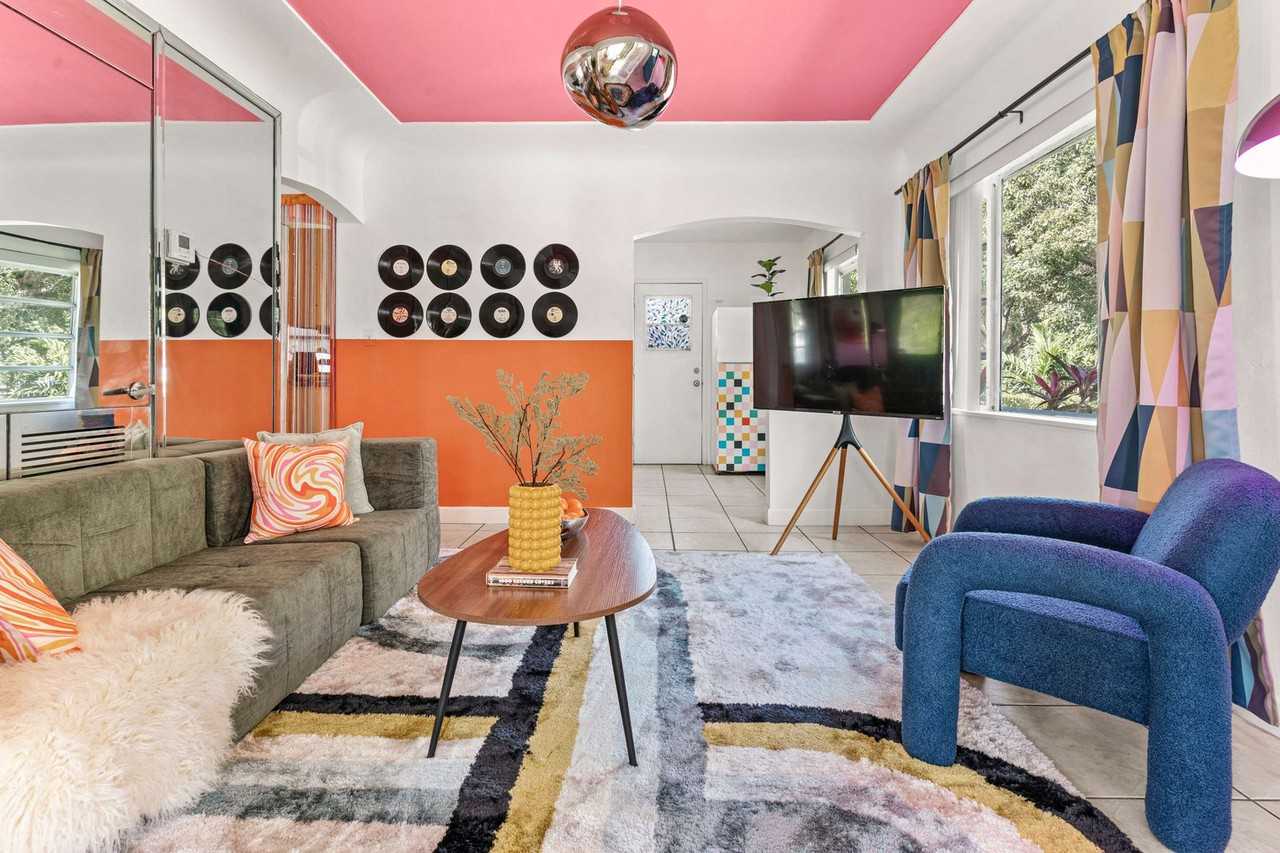 260 Ne 45th St #1241891P - Photo 4 of 34