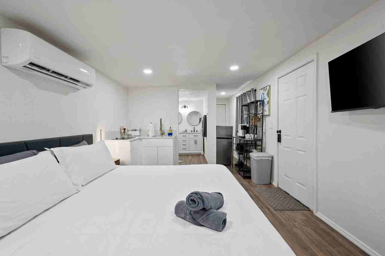 4005 W Lincoln St #1244312P - Photo 3 of 19