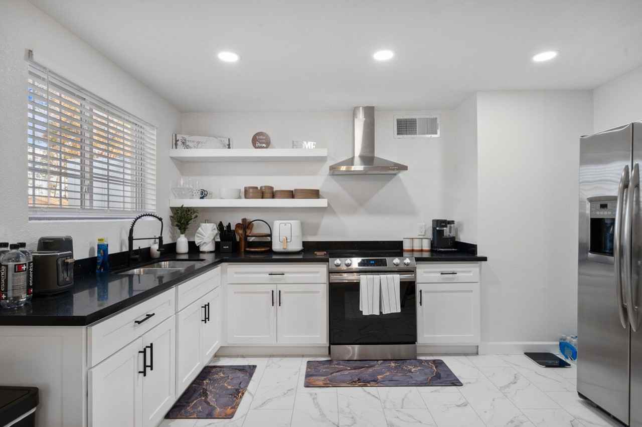 3023 N 40th Ln #1244329P - Photo 7 of 33