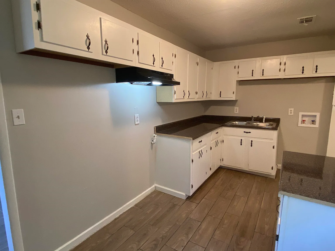 3513 Ashford Rd - Photo 3 of 9