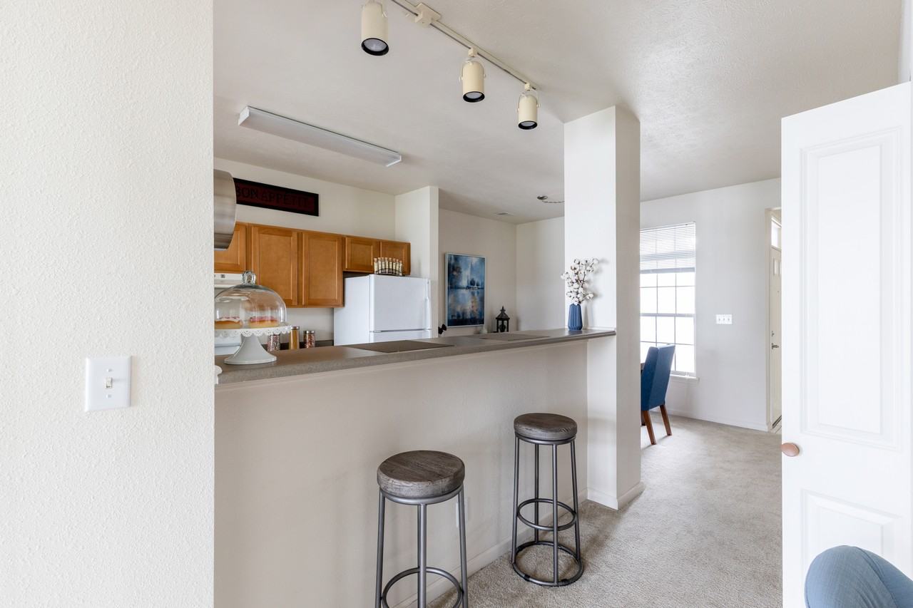 Historical - Lakeshore Apts - Photo 7 of 44