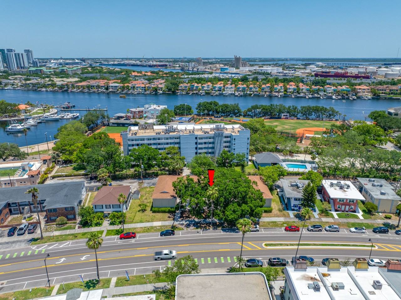 Amber Oaks | Renovated Upscale Island Apartments in the Heart of Davis Islands - Photo 6 of 9