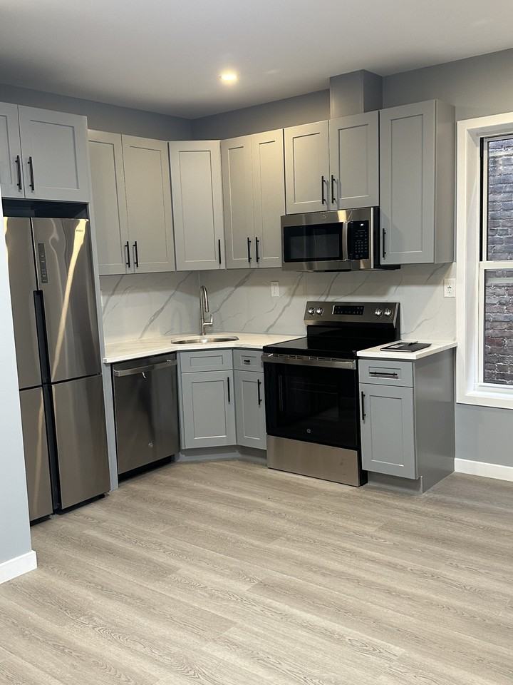 552 Congress St #2F - Photo 3 of 5