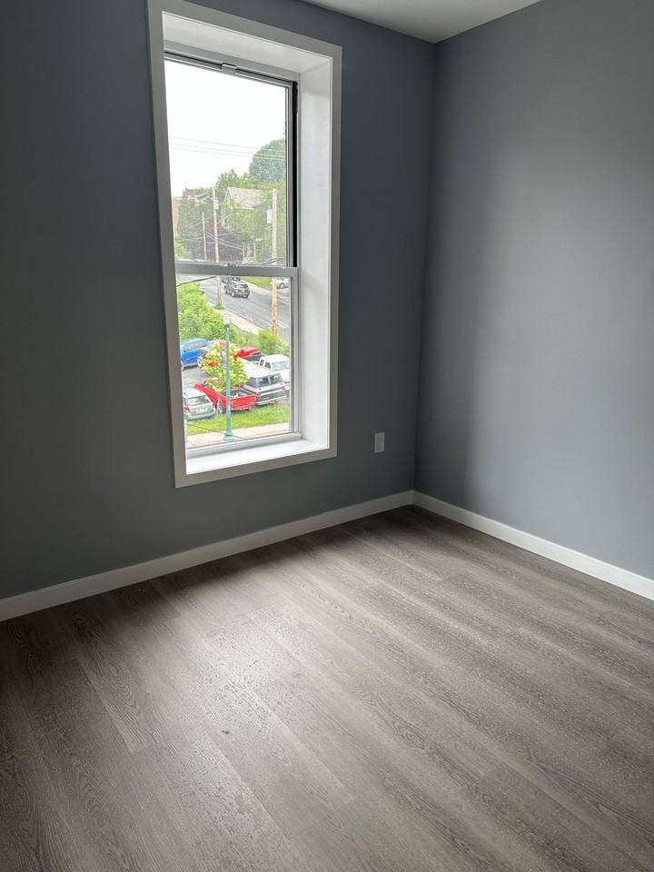 552 Congress St #2F - Photo 4 of 5