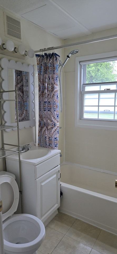 1568 Memorial Ave #1B - Photo 3 of 10