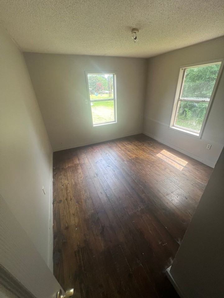 107 Washington St - Photo 2 of 10