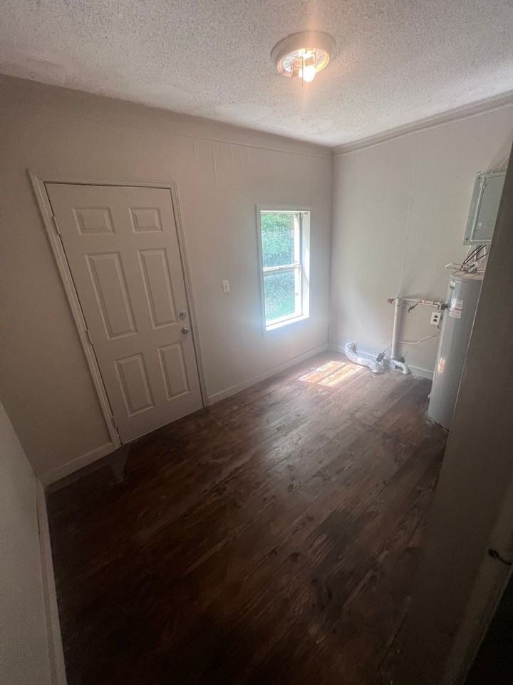 107 Washington St - Photo 4 of 10
