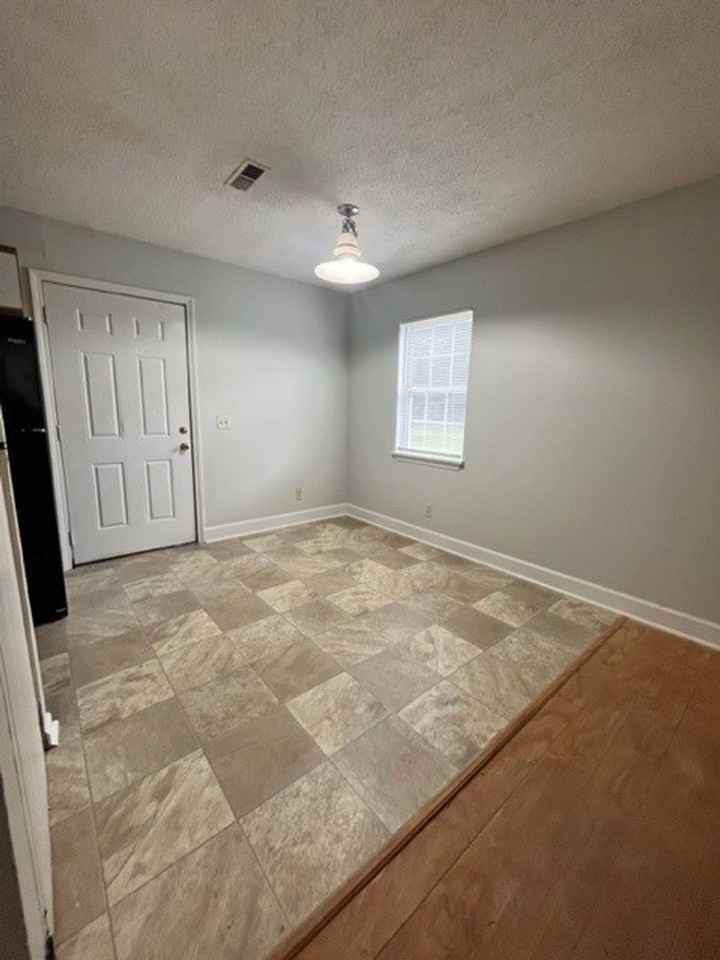1007 Breeze Way Ct - Photo 2 of 8