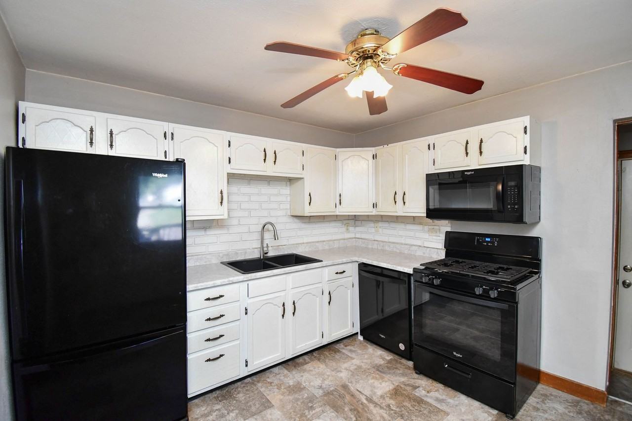 900 S Marday Ave - Photo 4 of 23