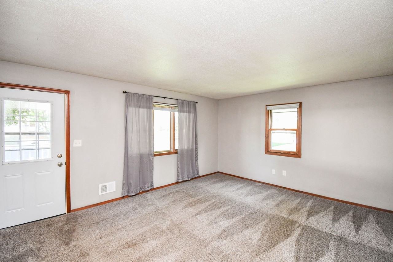 900 S Marday Ave - Photo 5 of 23