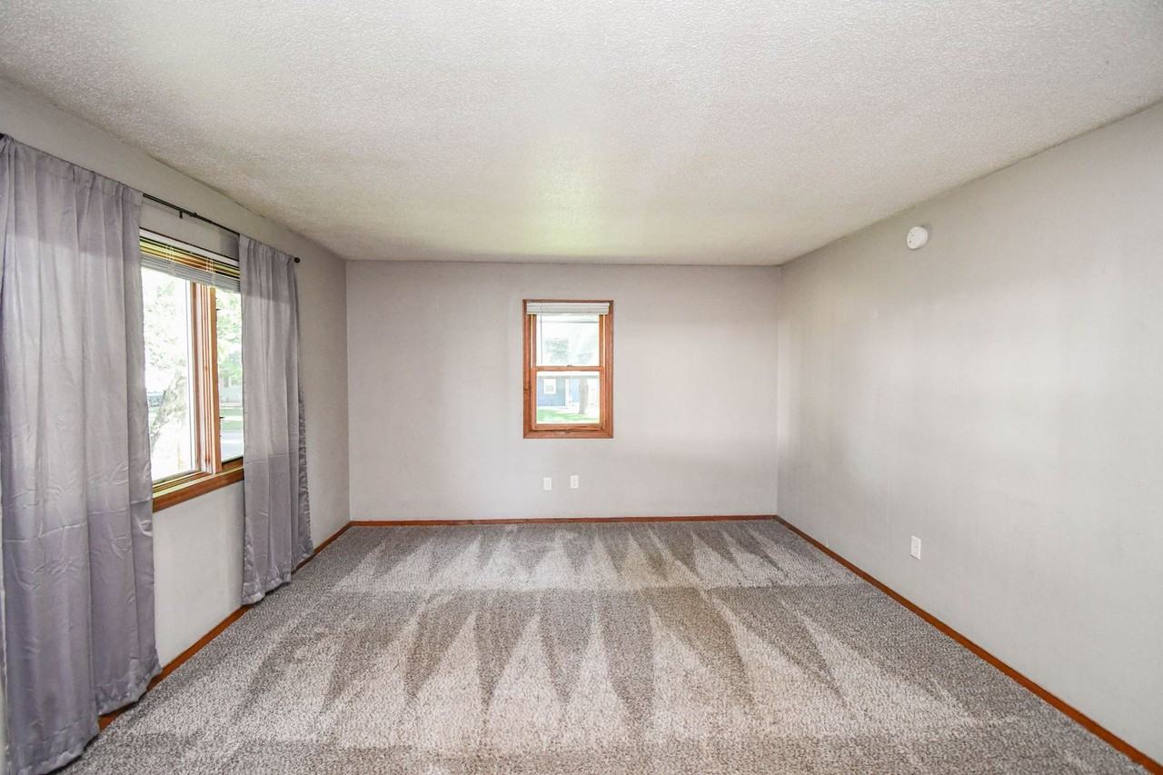 900 S Marday Ave - Photo 6 of 23