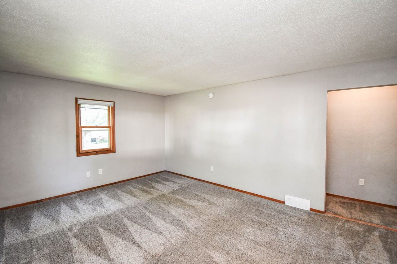 900 S Marday Ave - Photo 7 of 23