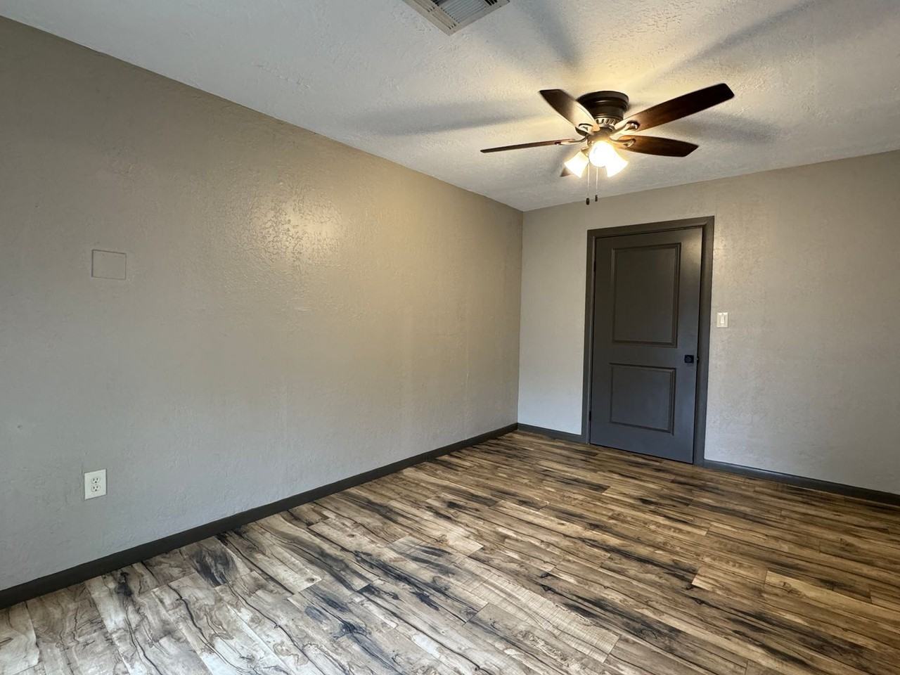 421 Nw 57th St - Photo 3 of 15