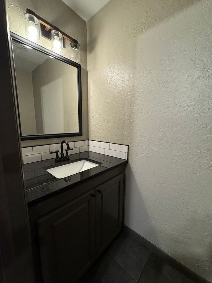 421 Nw 57th St - Photo 7 of 15
