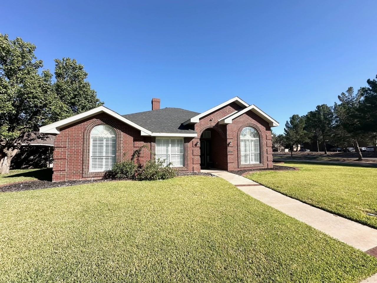 1800 Dukes Dr - Photo 2 of 17