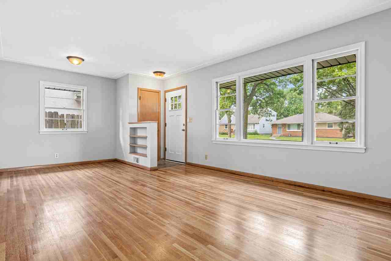 3639 Benjamin St Ne - Photo 2 of 34