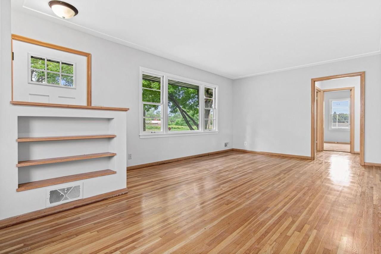3639 Benjamin St Ne - Photo 3 of 34
