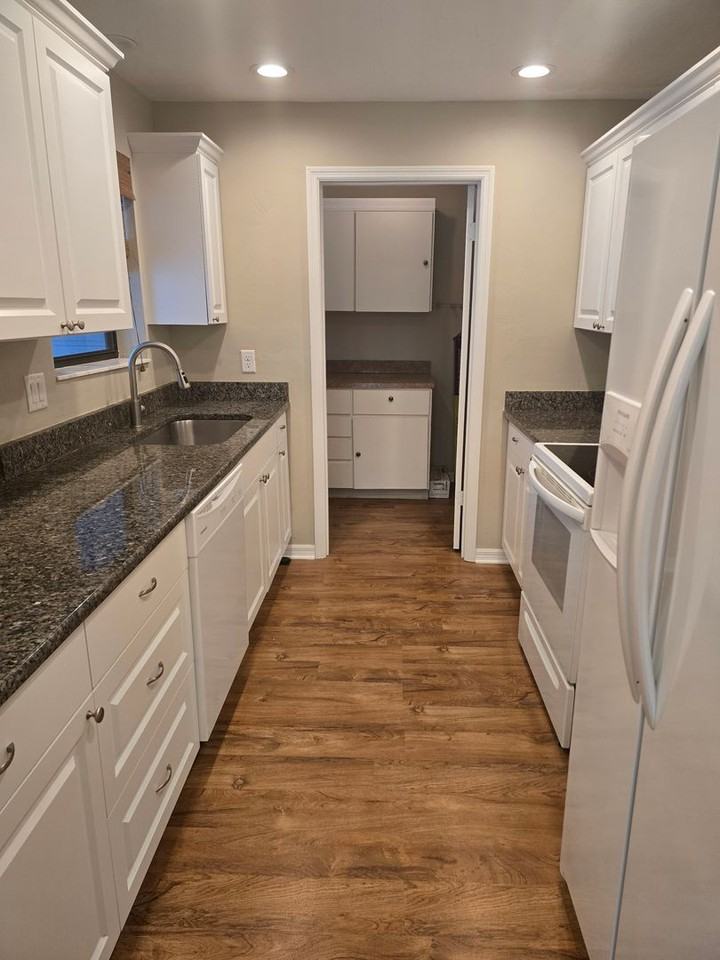 636 E Gilchrist Ct - Photo 4 of 12