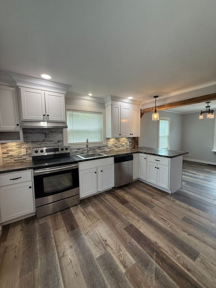 1347 E Caracas Ave - Photo 3 of 28