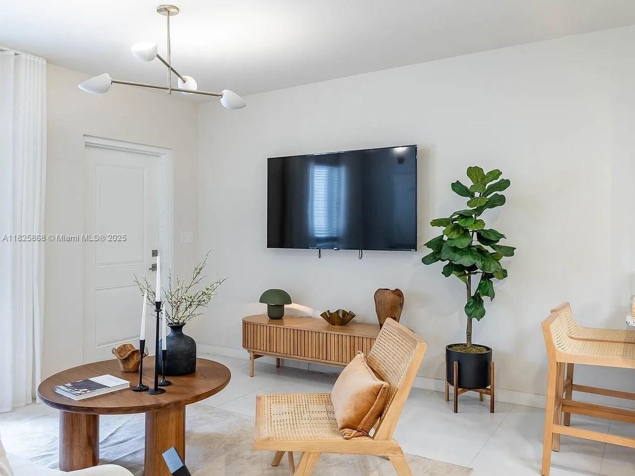 628 Ne 2nd St #102 - Photo 5 of 11