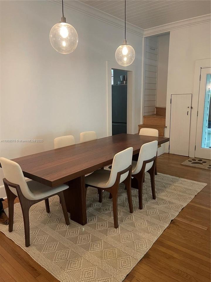 27 Ne 49th St - Photo 6 of 8