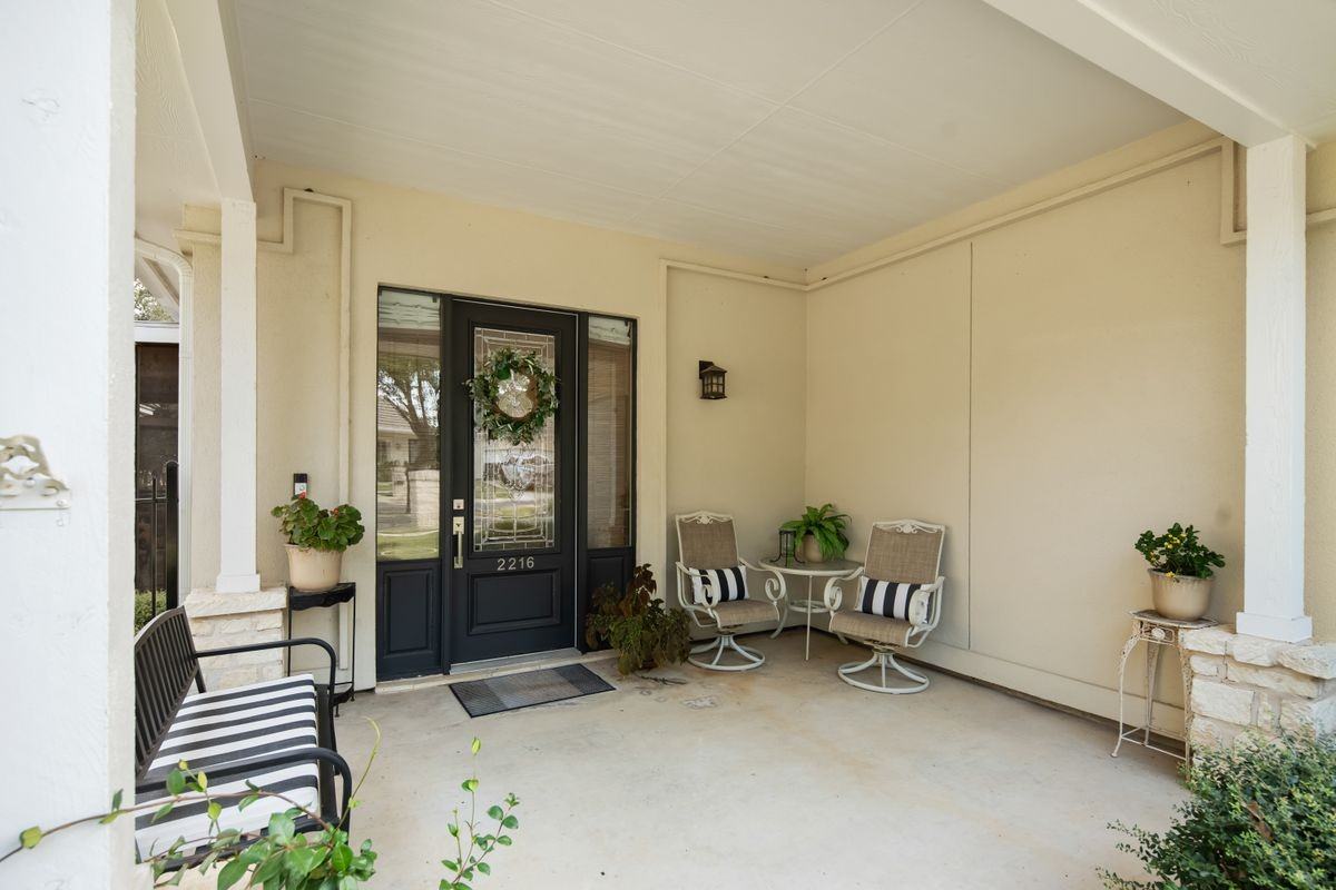 2216 Garden Ct - Photo 2 of 25