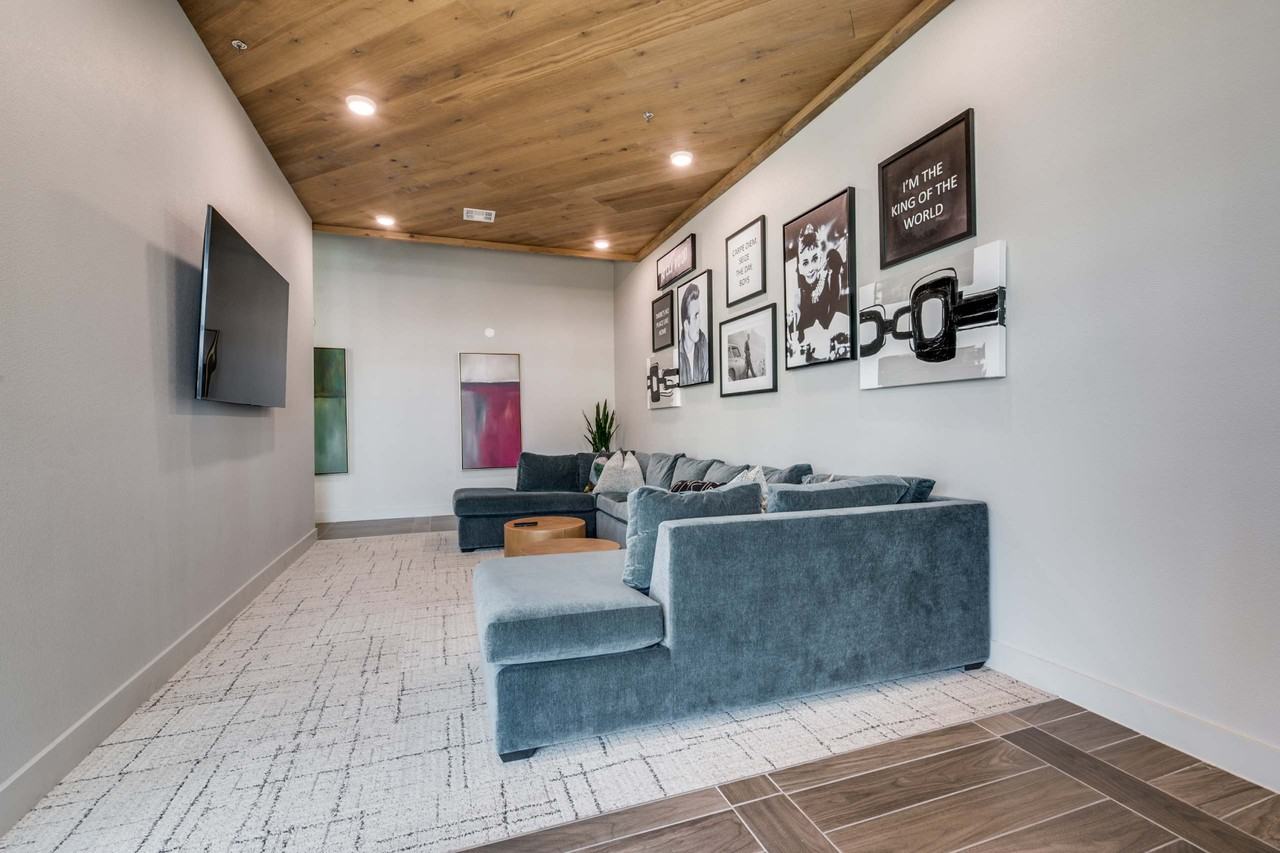 Sovereign Hometown - Photo 4 of 26